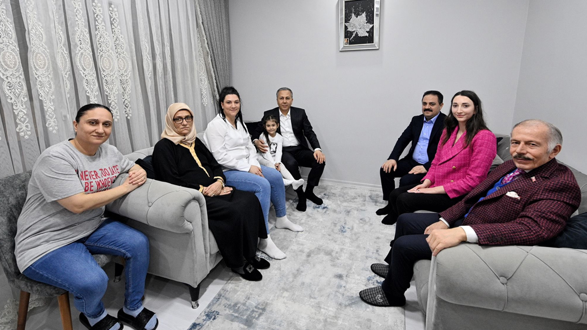 �stanbul Valisi Yerlikaya, �ehit ailesinin evinde oru� a�t�