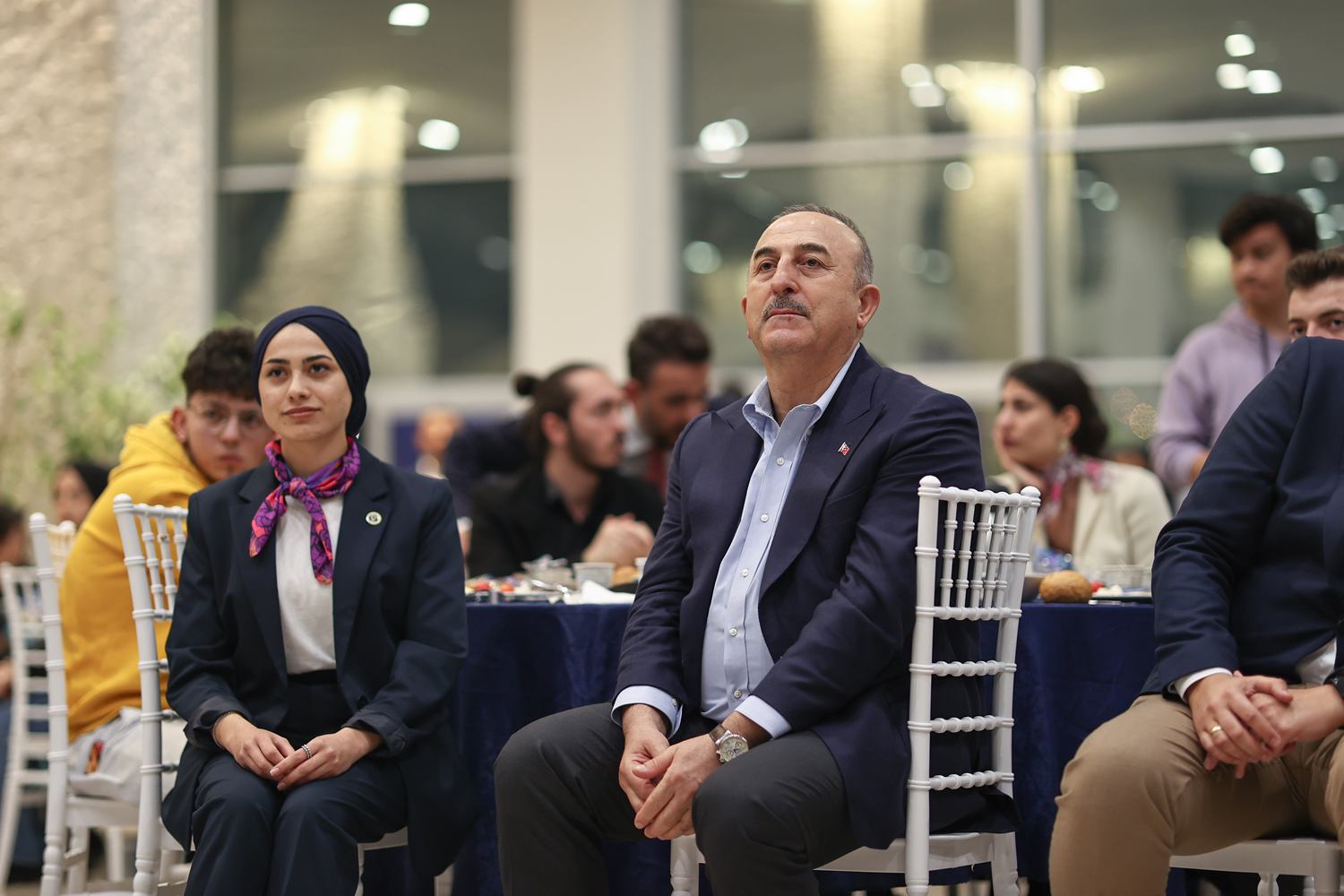 Bakan �avu�o�lu, sahurda gen�lerle bir araya geldi