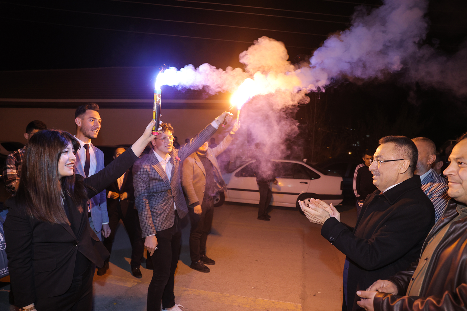 Cumhurba�kan� Yard�mc�s� Oktay, Ankara'da gen�lerle sahurda bulu�tu