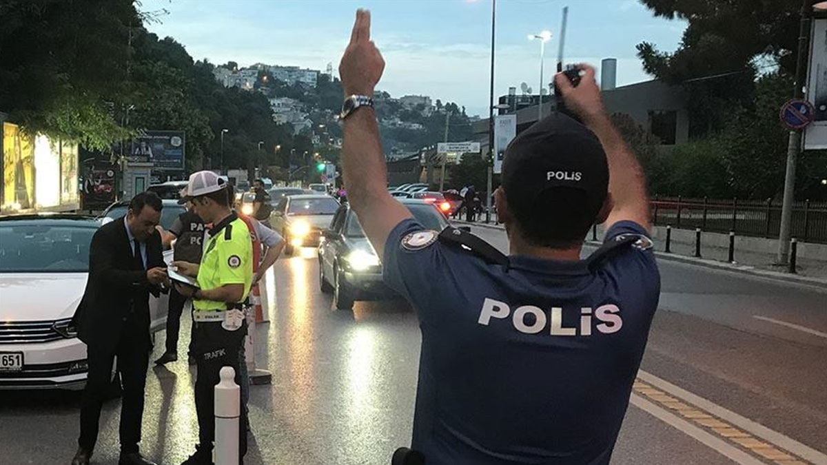Emniyet �stanbul'da asayi� uygulamas� ger�ekle�tirdi
