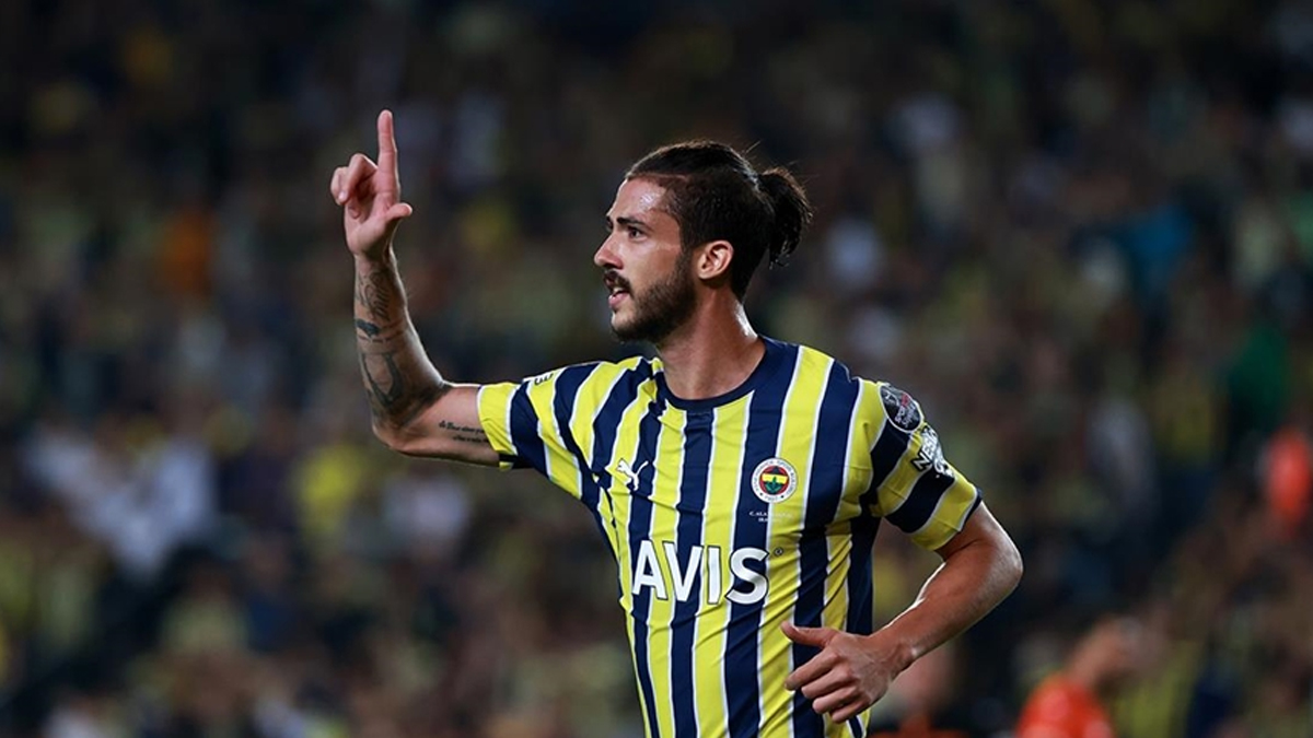 Fenerbah�e trib�n�nde dikkat �eken olay!