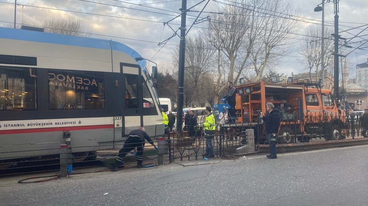 Kabata�-Ba�c�lar seferini yapan tramvay raydan ��kt�