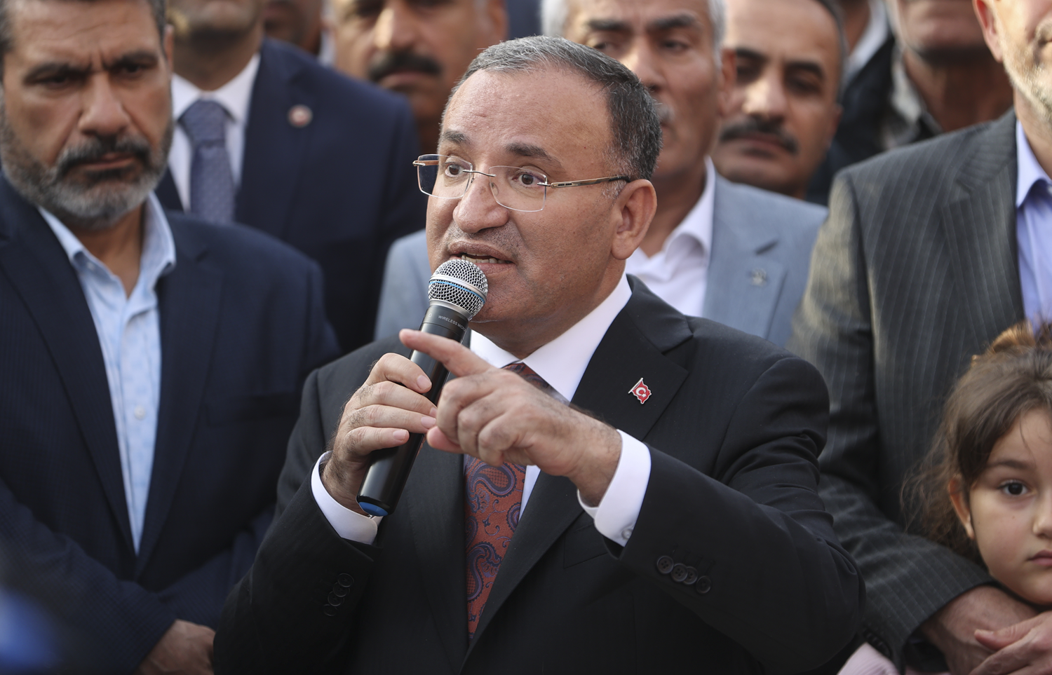 Bakan Bozda�: Milletin g�z�n�n i�ine baka baka bunlar� tart���yorlar