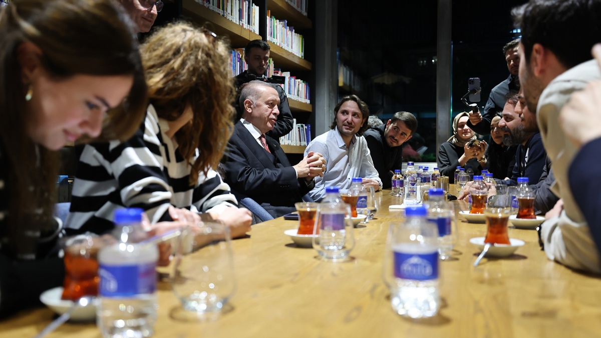 Cumhurbakan Erdoan, skdar'da genlerle sohbet etti 