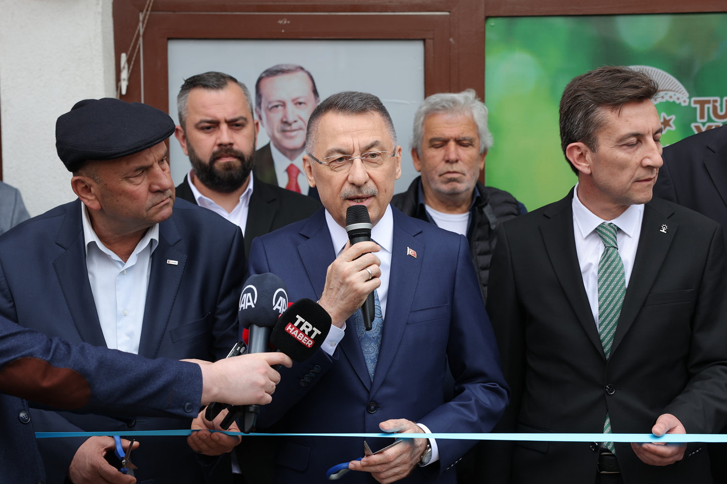 Cumhurba�kan� Yard�mc�s� Oktay, Nall�han'da se�im koordinasyon merkezinin a��l���na kat�ld�