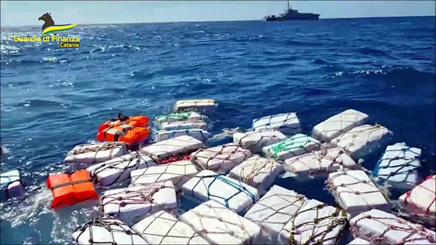 Denizin ortas�nda 2 ton kokain ele ge�irdi