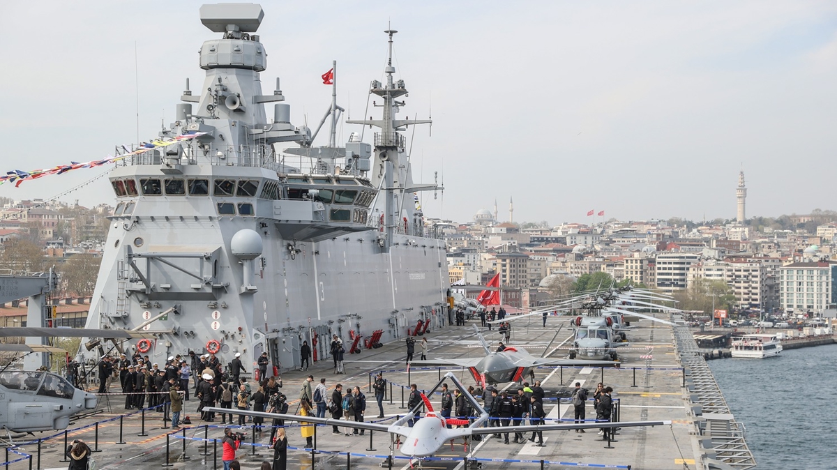 Trkiye'nin en byk askeri gemisi TCG Anadolu kaplarn gazetecilere at