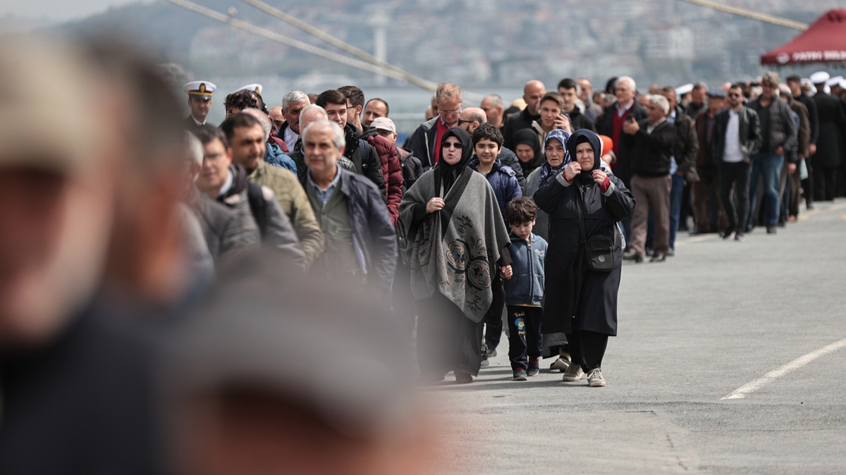 TCG Anadolu gemisini grmek isteyen vatandalar 2 km kuyruk oluturdu