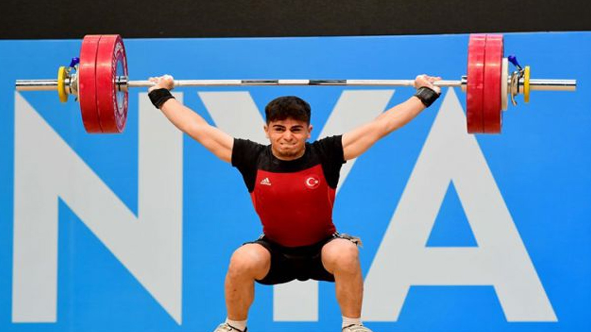 Ermenistan'da milli sporcu Yusuf Fehmi Gen�'ten alt�n madalya