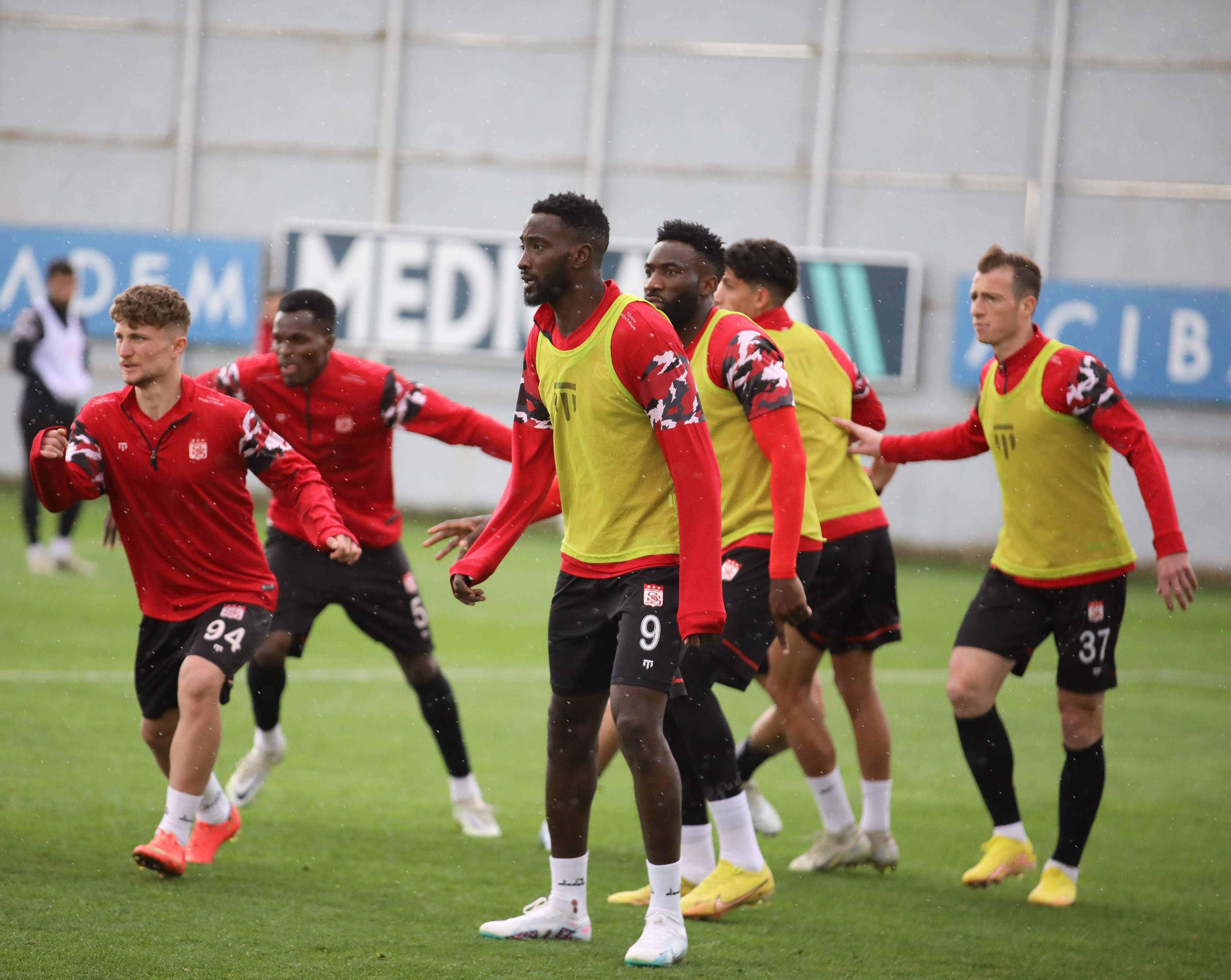 Sivasspor'da Trabzonspor mesaisi devam ediyor