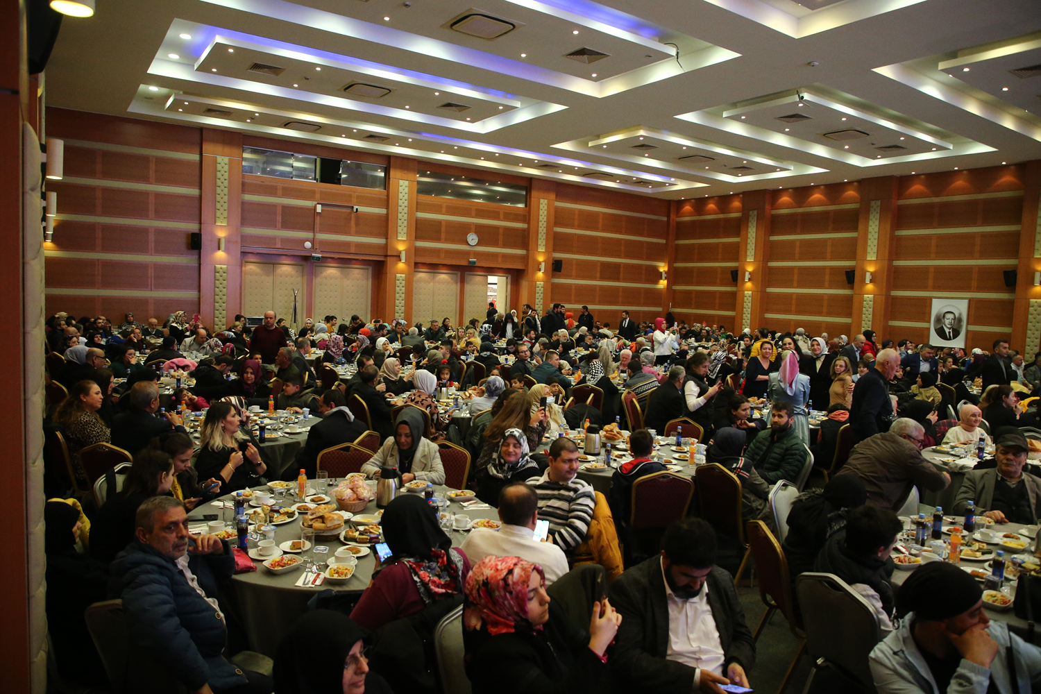AK Parti stanbul Tekilatndan engelliler ve aileleri iin iftar program