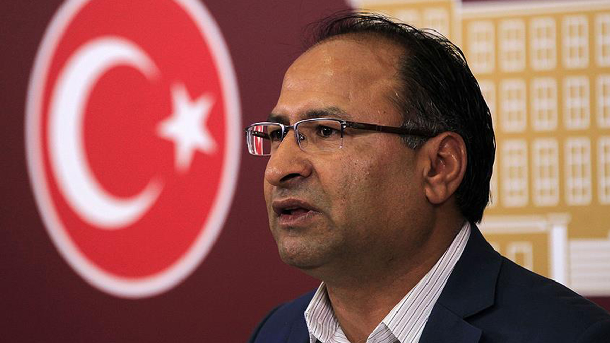 CHP'de istifa! 'Romanlar size ne yapt�?' diyerek partiden ayr�ld�