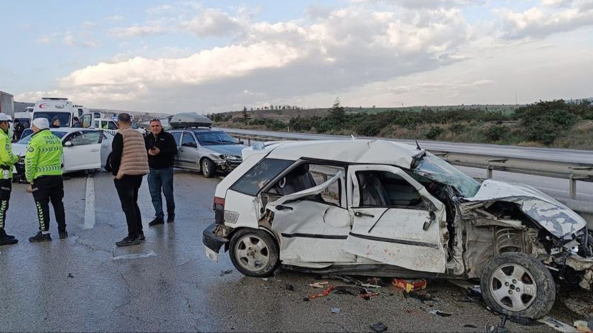Ankara'da zincirleme trafik kazas: 1 l, 11 yaral