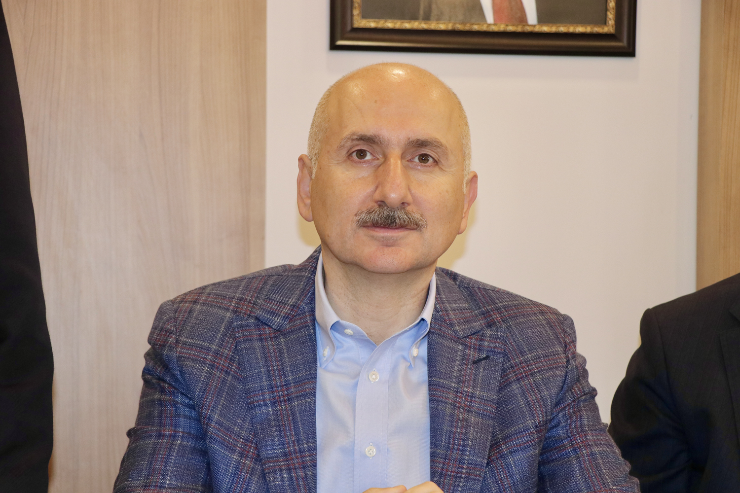 Bakan Karaismailo�lu: 'Hayal sat�yorsunuz' diyenler b�l�nm�� yollar �zerinde seyahat ediyor