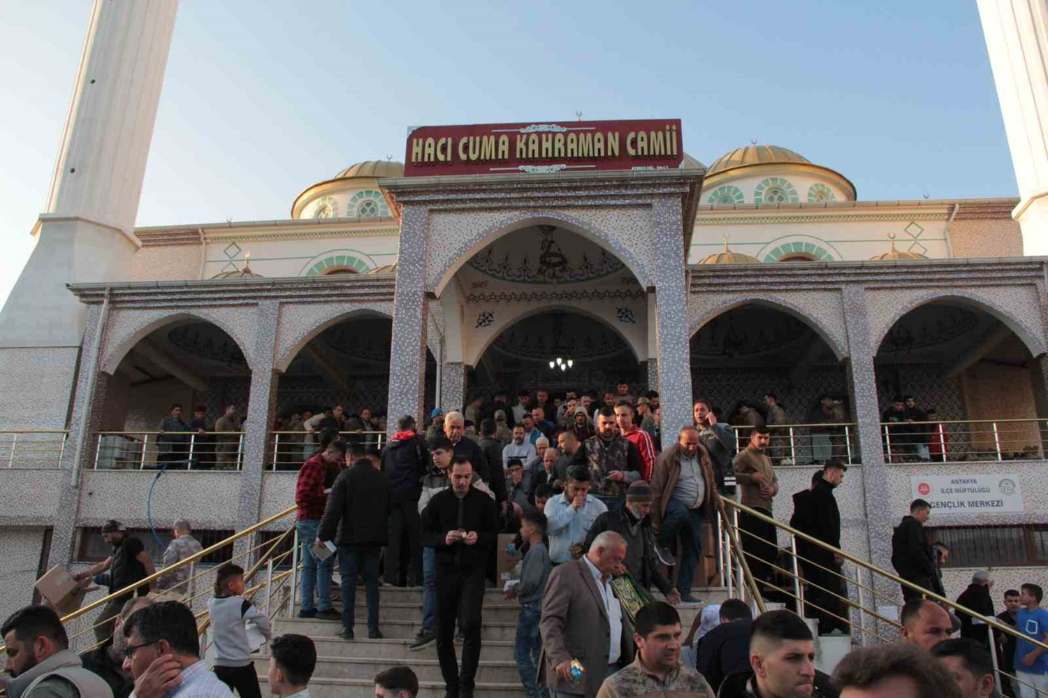 AK Parti Genel Ba�kanvekili Kurtulmu�, Hatay'da bayram namaz�n�n ard�ndan konu�tu