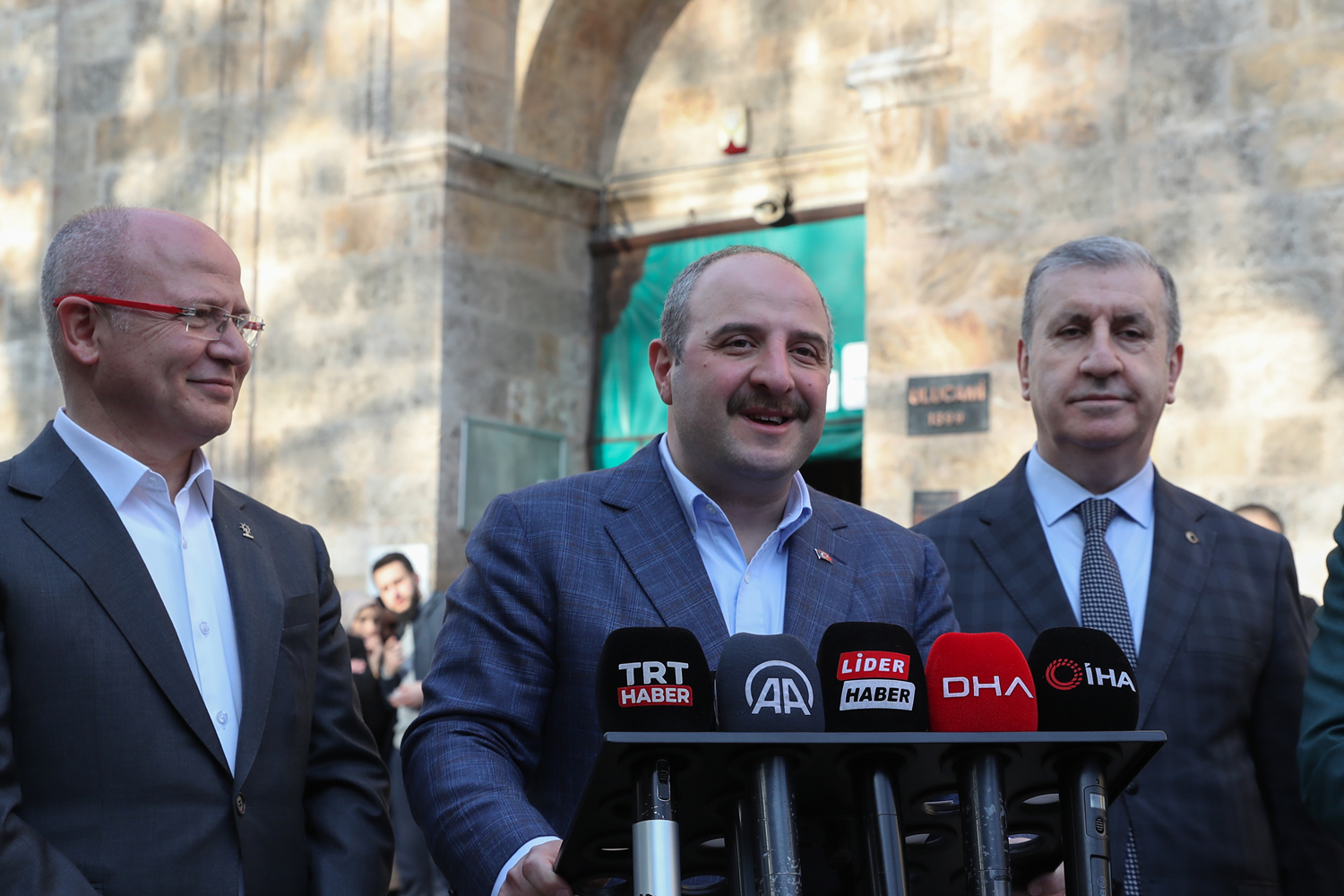 Bakan Varank'tan �mamo�lu'na g�nderme: Siz yan gelip yat�yormu�sunuz