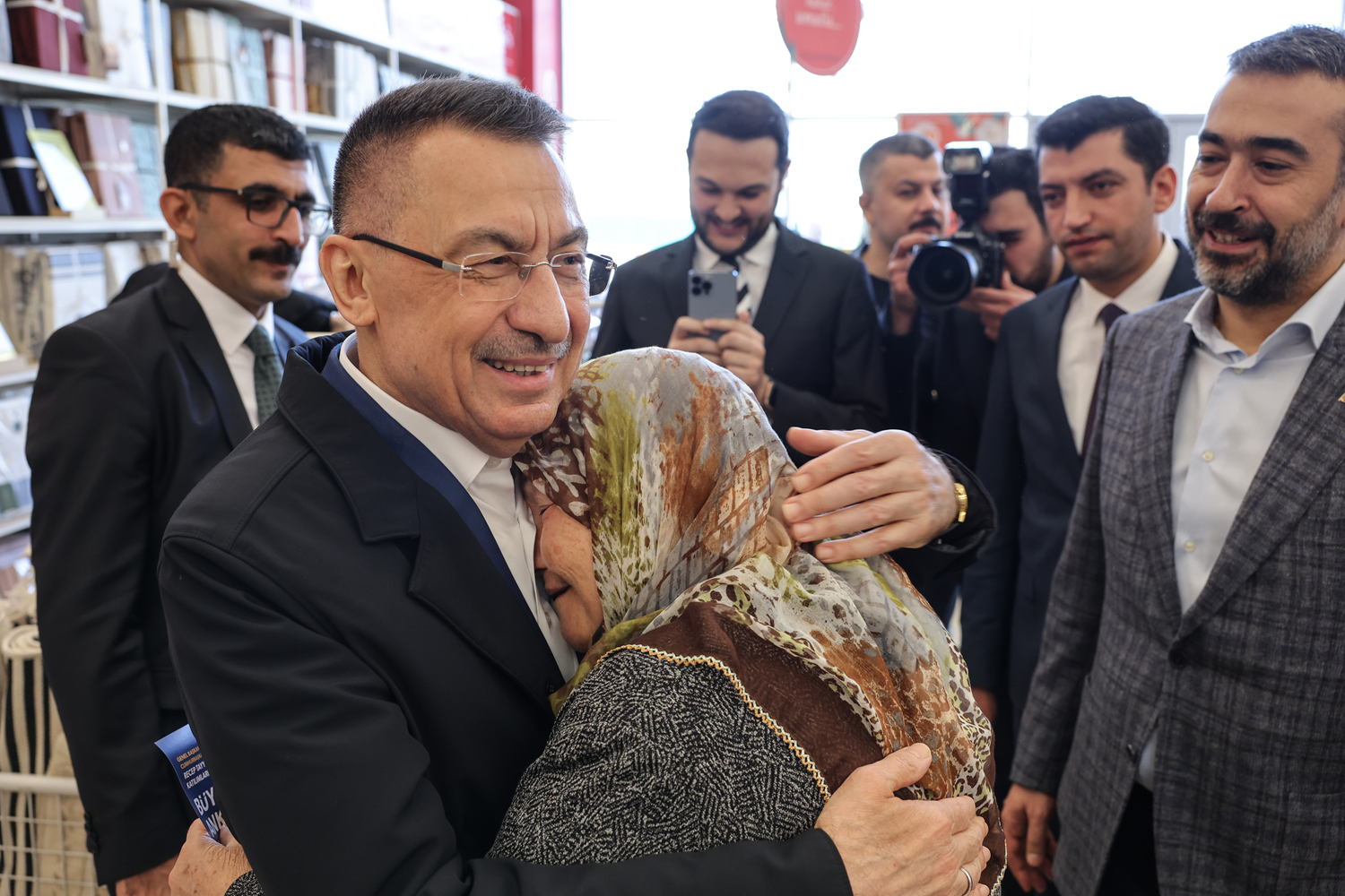 Cumhurba�kan� Yard�mc�s� Oktay, Etimesgut'ta vatanda�larla bayramla�t�