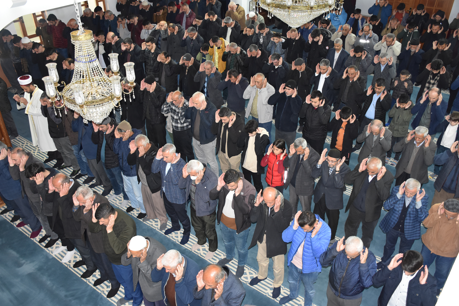 Deprem b�lgesindeki 3 ilde bayram namaz� k�l�nd�