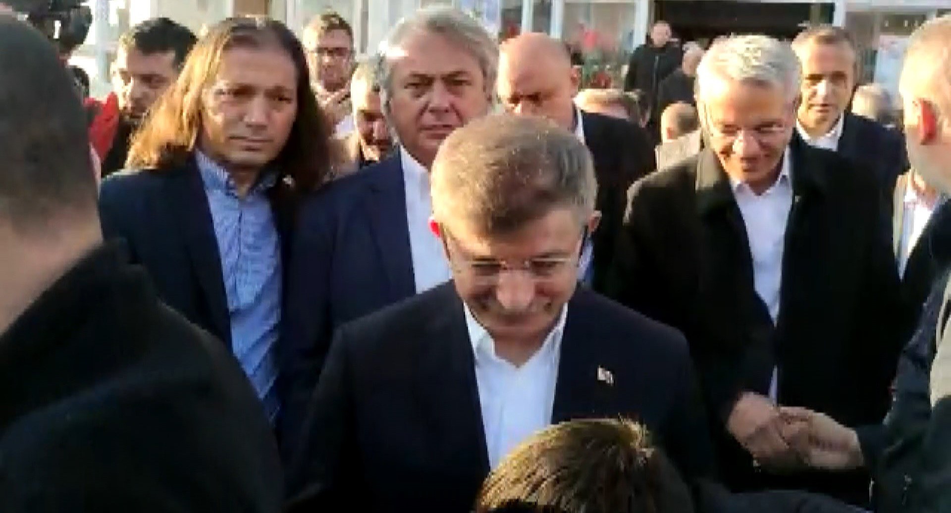 Depremzededen Davuto�lu'na so�uk du�: Ho� gelmi� ama yanl�� yere gidiyor
