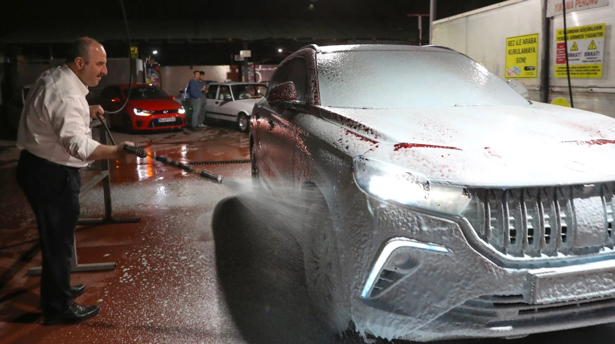 Togg'a bayram temizli�i! Kendi elleriyle y�kad�