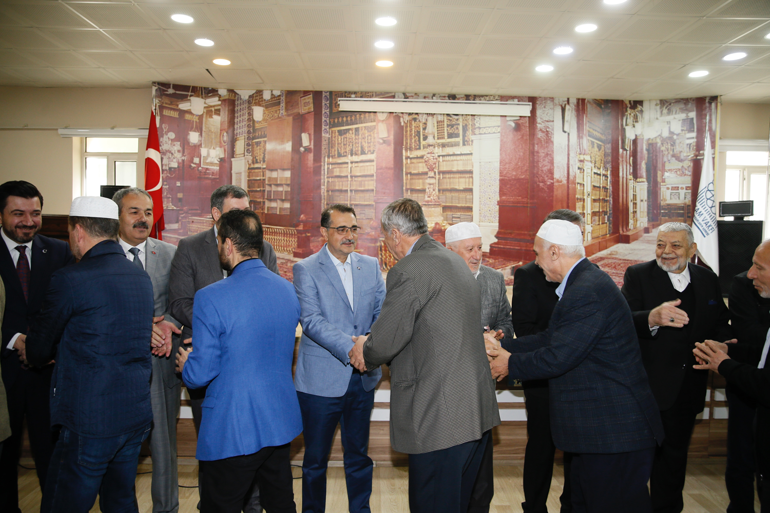 Enerji ve Tabii Kaynaklar Bakan� D�nmez, Eski�ehir'de ziyaretlerde bulundu