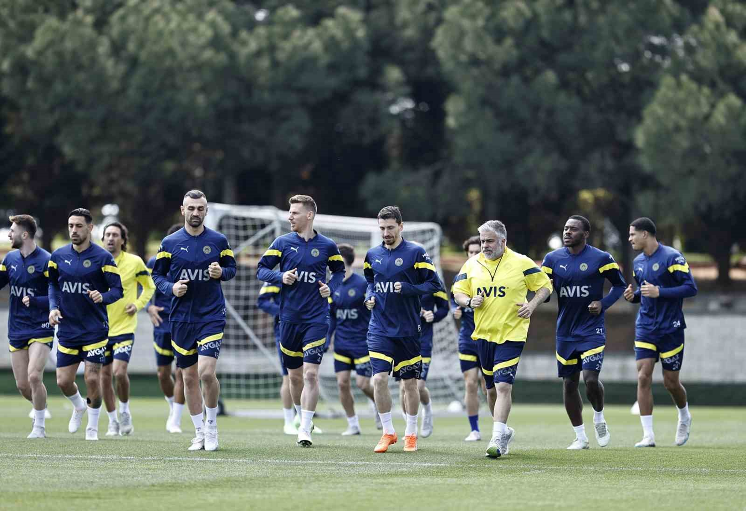 Fenerbah�e, �stanbulspor kar��la�mas�na haz�rlan�yor