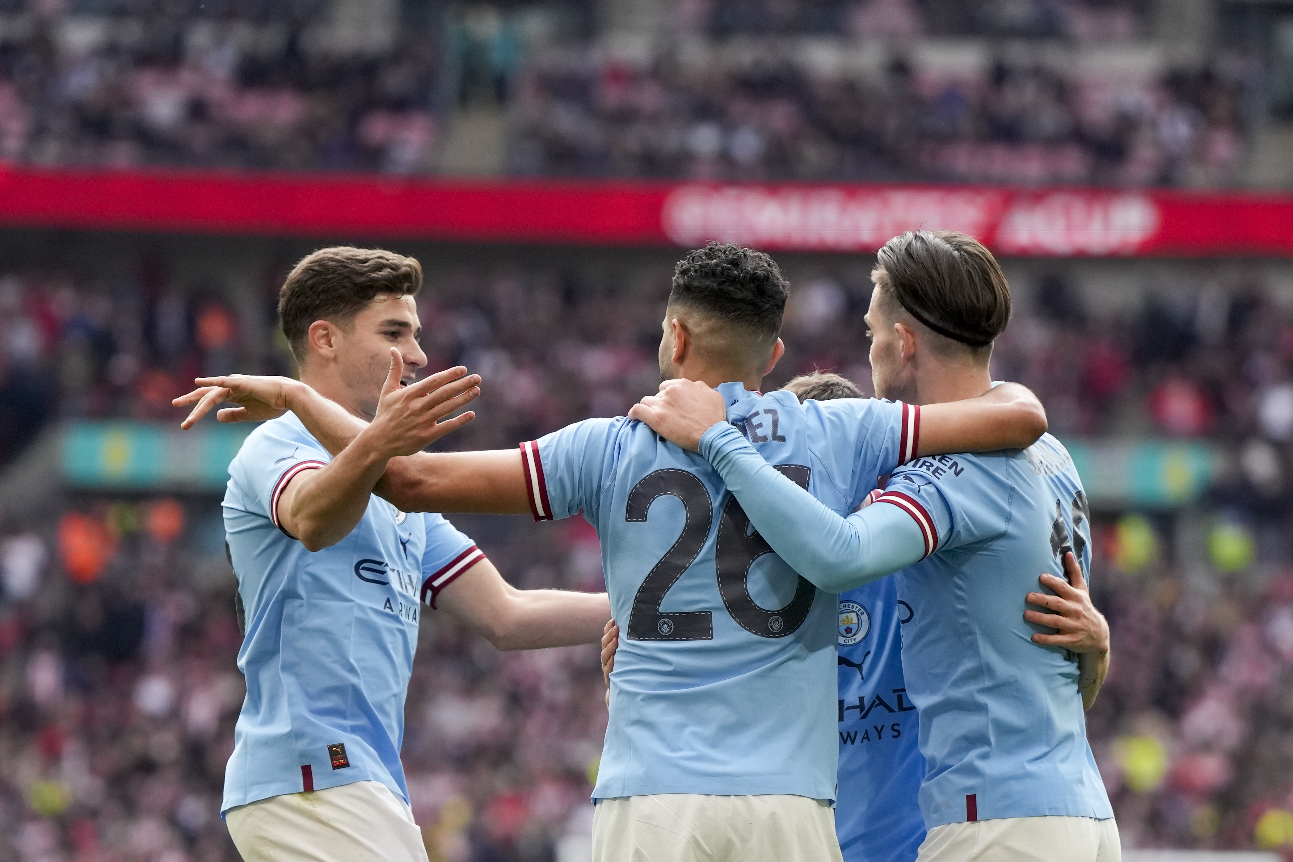 Manchester City 3 golle final biletini ald�