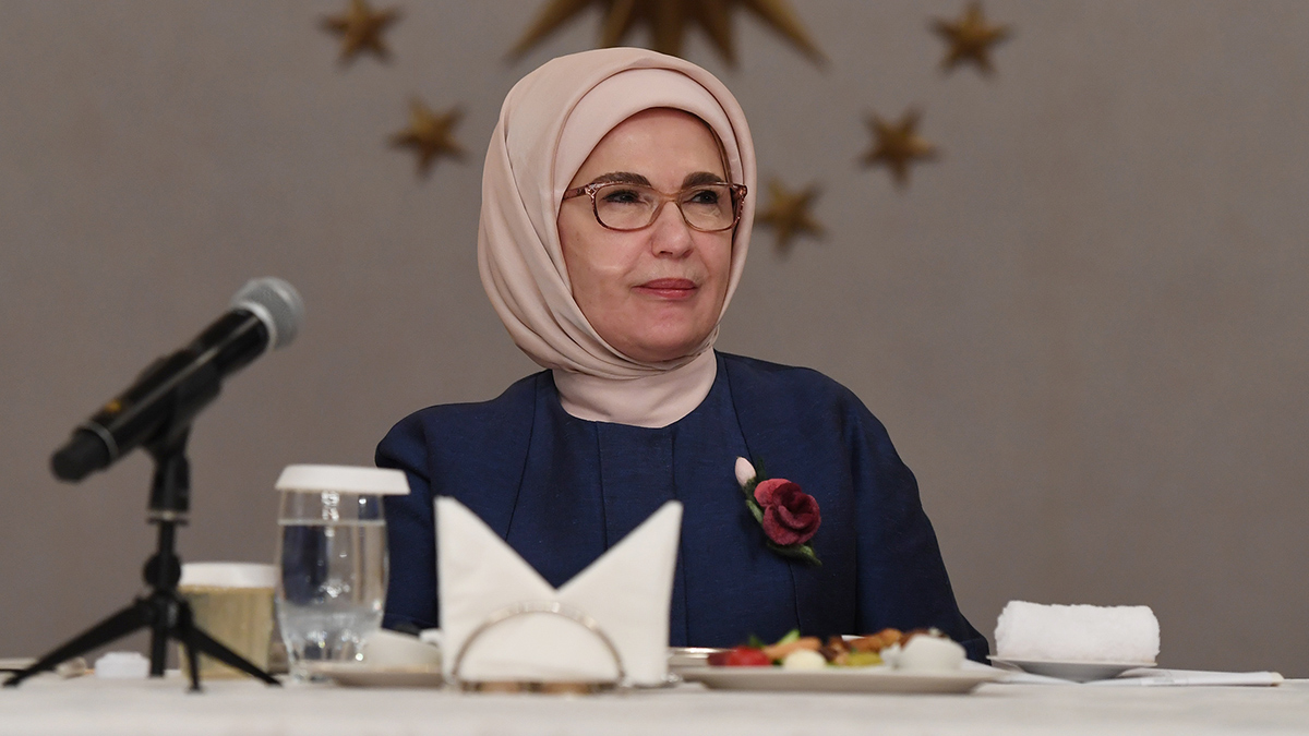 Emine Erdo�an'dan 'TCG Anadolu' payla��m�: Denizleri sakin, pruvas� neta olsun