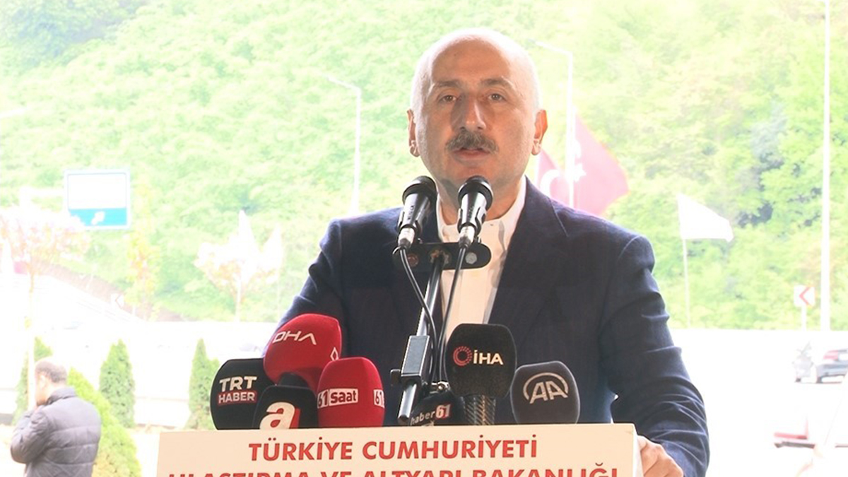 Bakan Karaismailo�lu: AK Parti h�k�metleri �ok konu�maz, icraat yapar