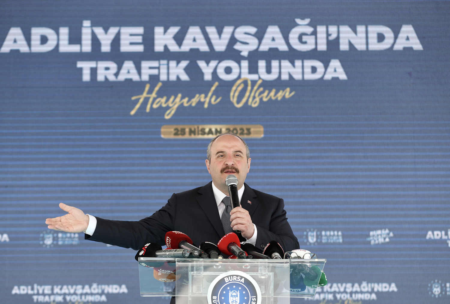 Bakan Varank'tan �mamo�lu'na cevap: Togg'u veririm ama bir �artla