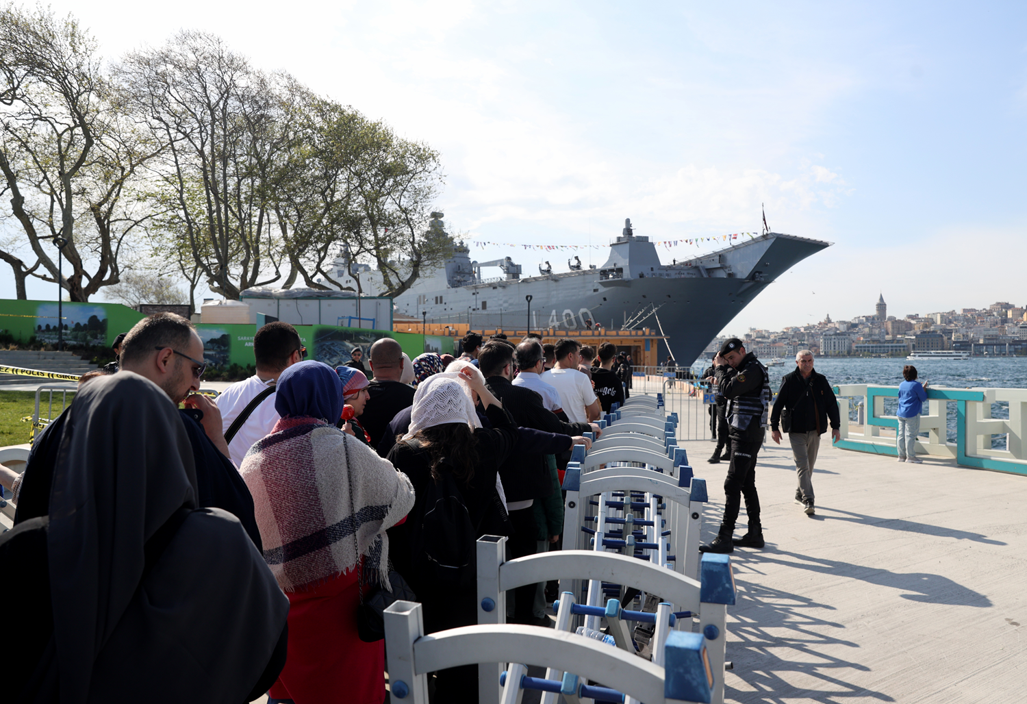 TCG Anadolu'ya vatanda�lardan yo�un ilgi!