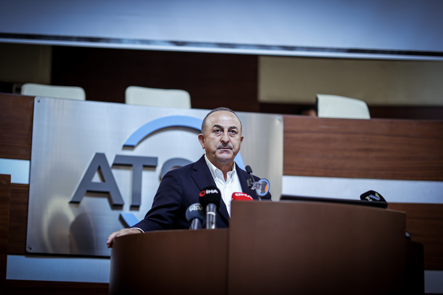 Bakan �avu�o�lu'ndan Almanya'n�n vize karar�na ele�tiri: Bizi zora d���rmek i�in uzatt�lar