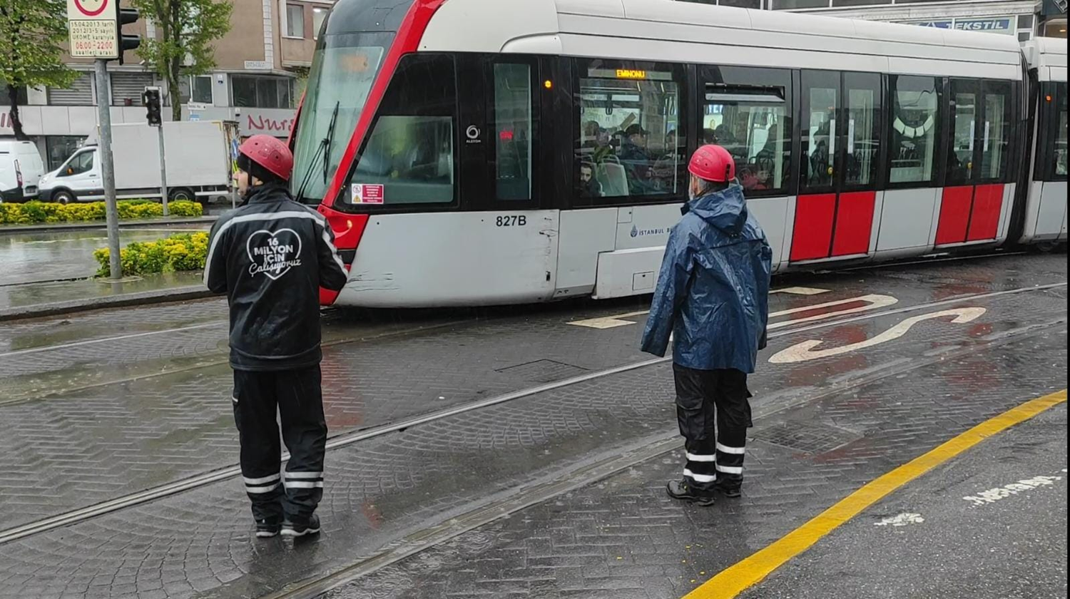 Kabata�-Ba�c�lar tramvay hatt�ndaki ar�za nedeniyle baz� seferler aksad�