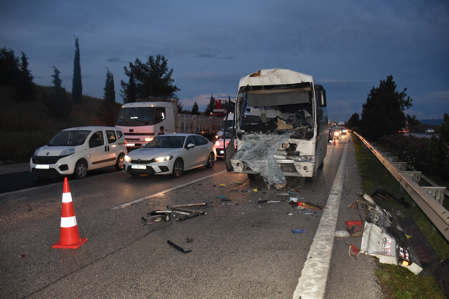 Adana'da ayn� g�zergahta 3 ayr� zincirleme kaza! 10 yaral�