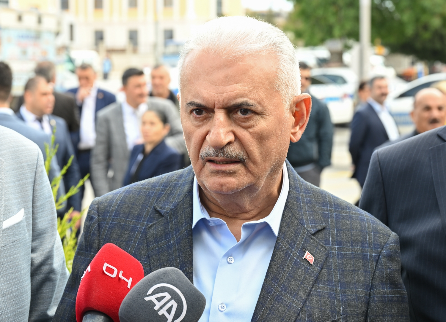 Binali Y�ld�r�m'dan Ak�ener'e tepki: Bana laf yeti�tirece�ine da�dakilere 'Siz kimsiniz?' desene