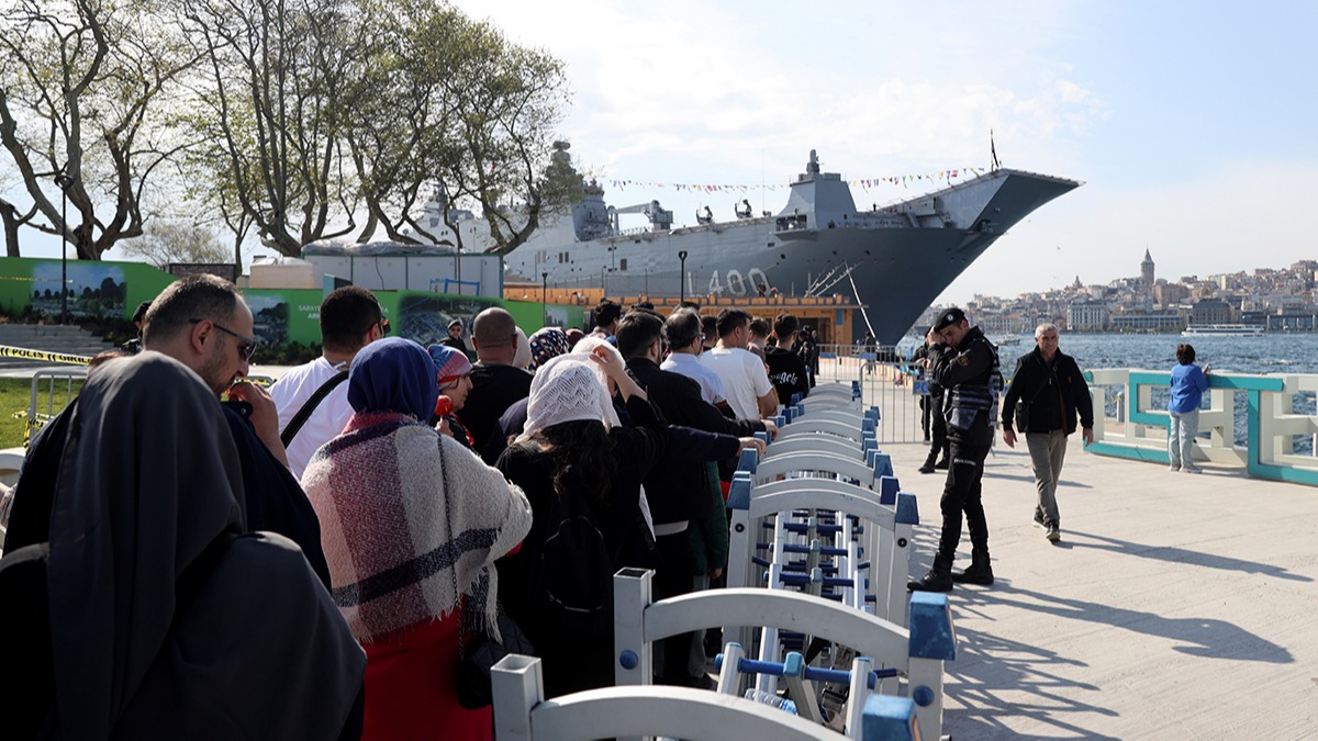 Trkiye'nin en byk askeri gemisi! TCG Anadolu'ya ziyareti akn sryor