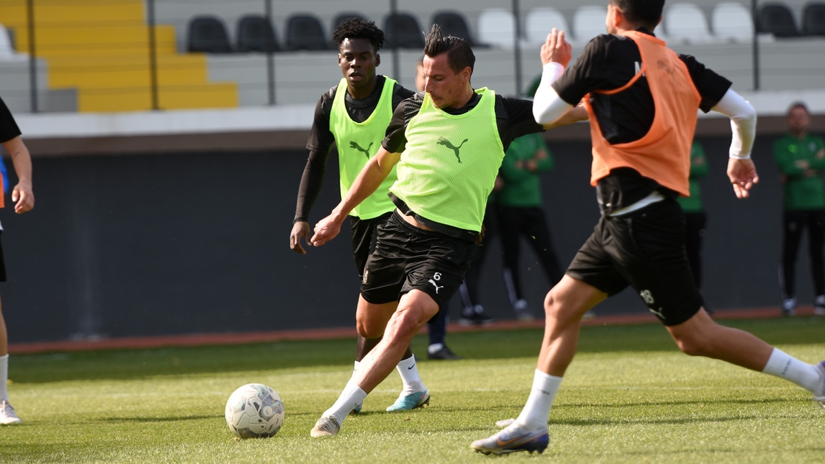 Manisa FK, Göztepe mesaisine başladı