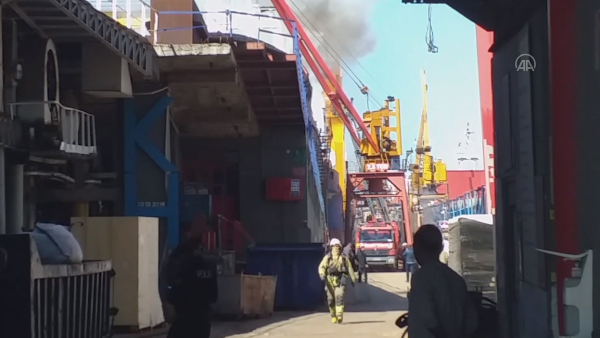 Tuzla'da tersane yangını