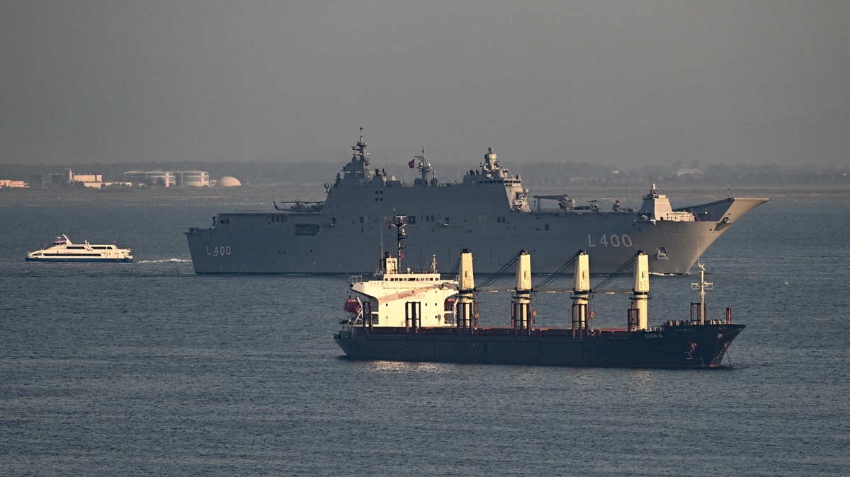 TCG Anadolu, zmir Alsancak Liman'na geldi