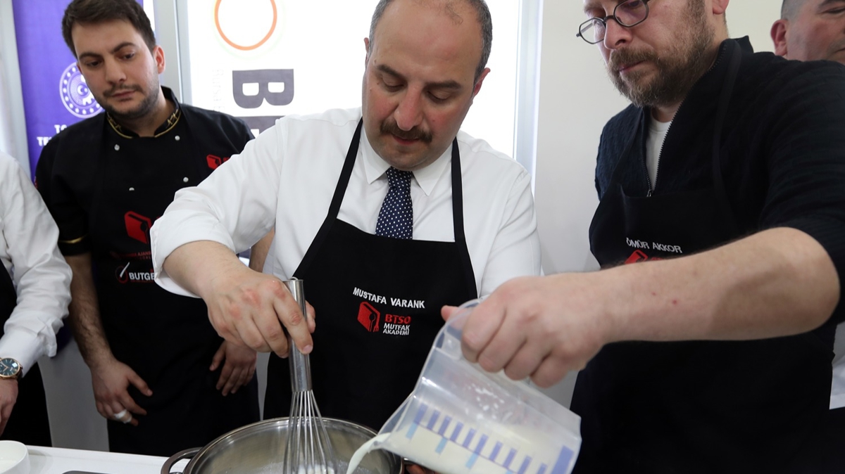 Bakan Varank Bursa'da cantk pidesi ve st helvas yapt