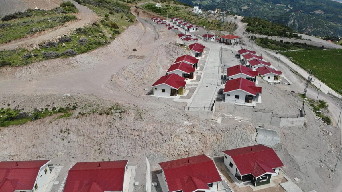 zmir'deki heyelan madurlar yeni evlerine kavutu