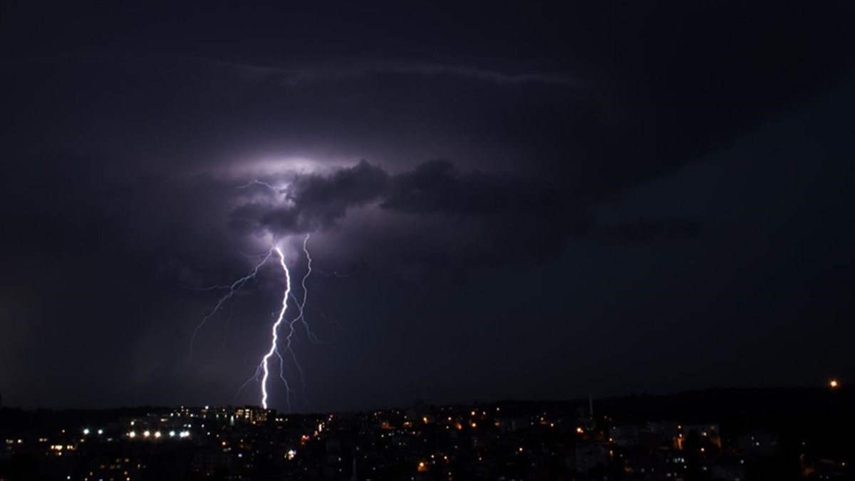 Meteoroloji stanbul iin uyard! Gk grltl saanak geliyor