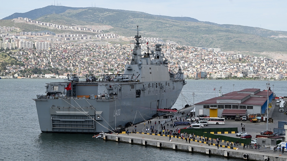 TCG Anadolu'nun zmir'de ziyaretilere almasnn ardndan AK Parti'den CHP'ye davet