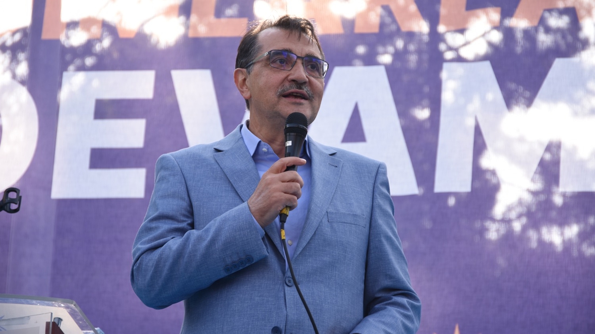 Bakan Dönmez: Türk bayrakları yerde ezilirken ses etmediler