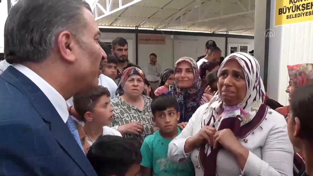 Bakan Koca'yı görünce göz yaşlarını tutamayan depremzede: AK Parti olmazsa biz burada unutulacağız