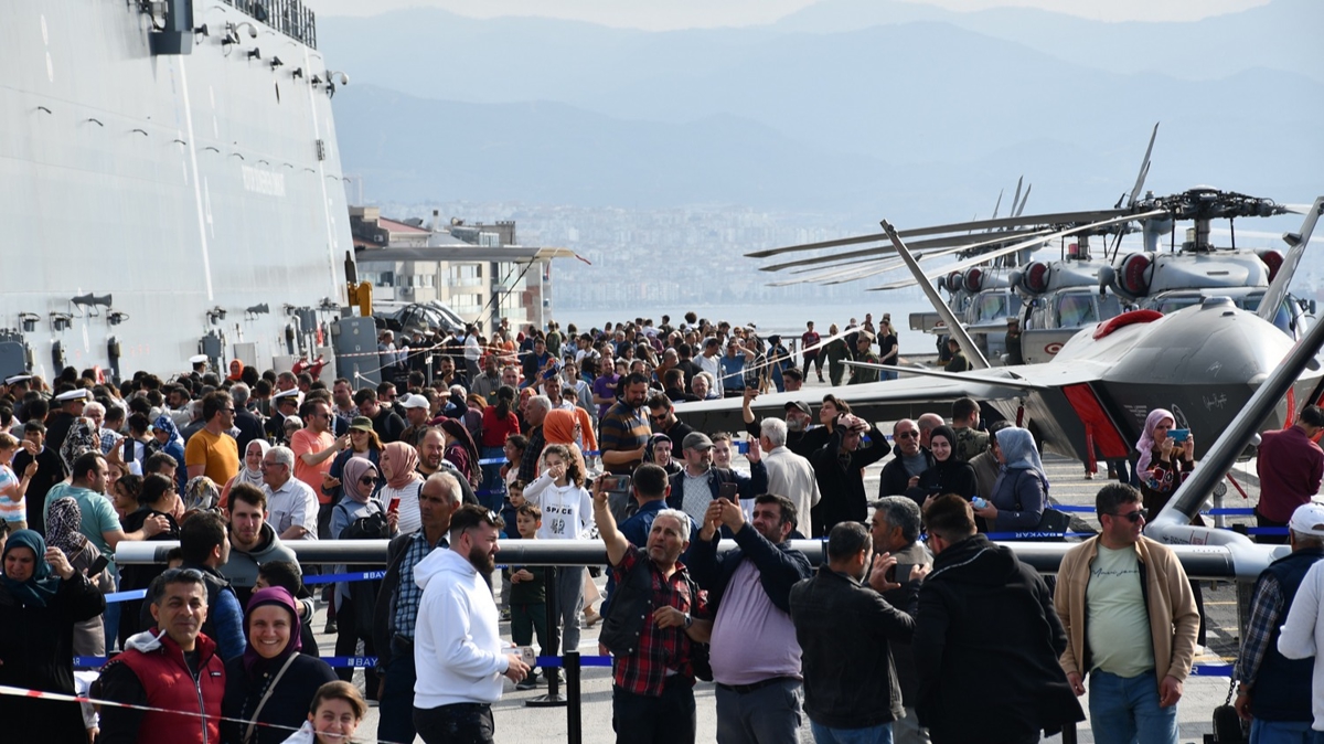 zmir'deki TCG Anadolu'ya ziyaretler devam ediyor 
