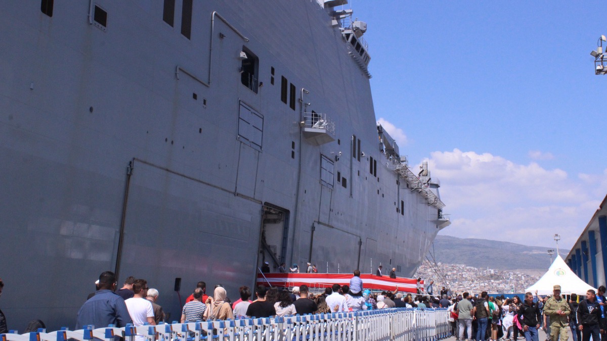 zmir'e demirleyen TCG Anadolu'ya ziyareti akn! 71 bin kii ziyaret etti