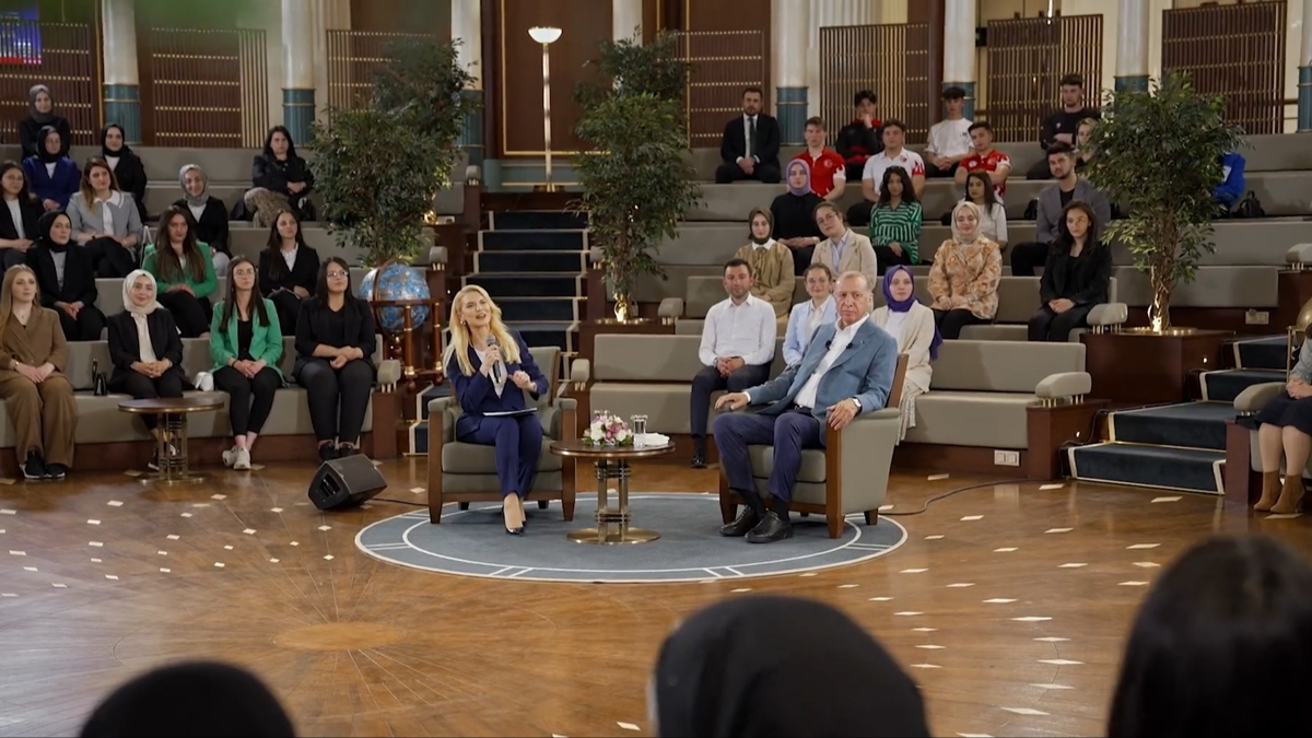 Bakan Erdoan paylat: Genler sordu ben cevapladm