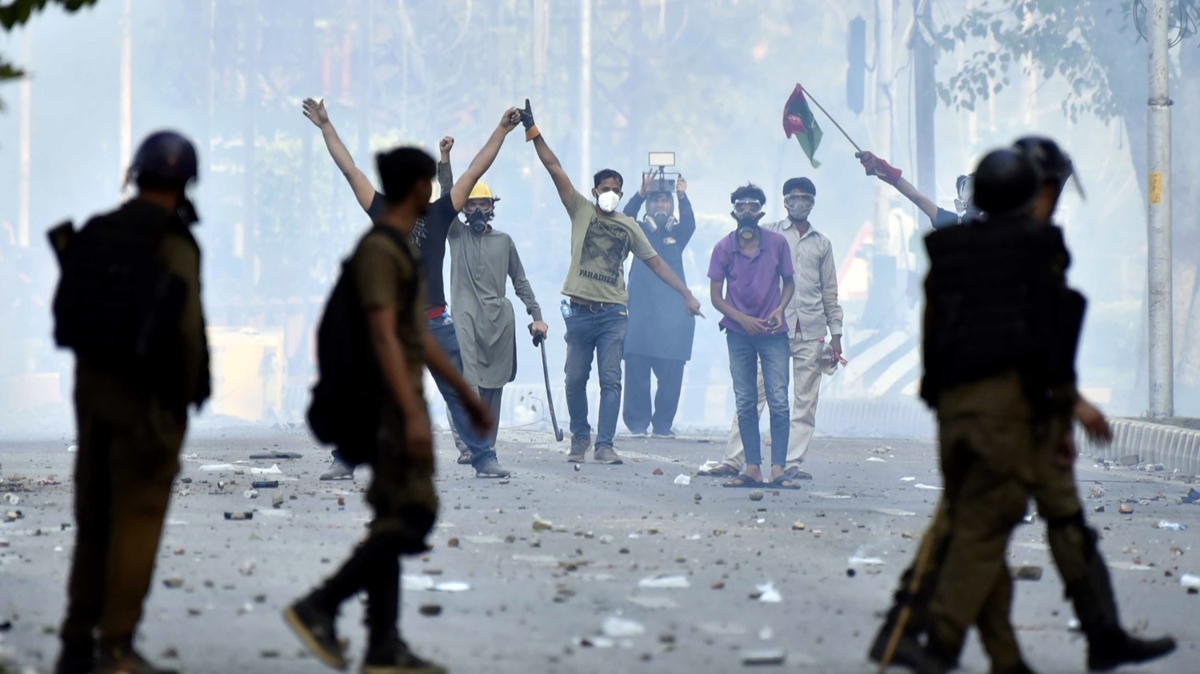 Pakistan Anayasa Mahkemesi'nden mran Han karar