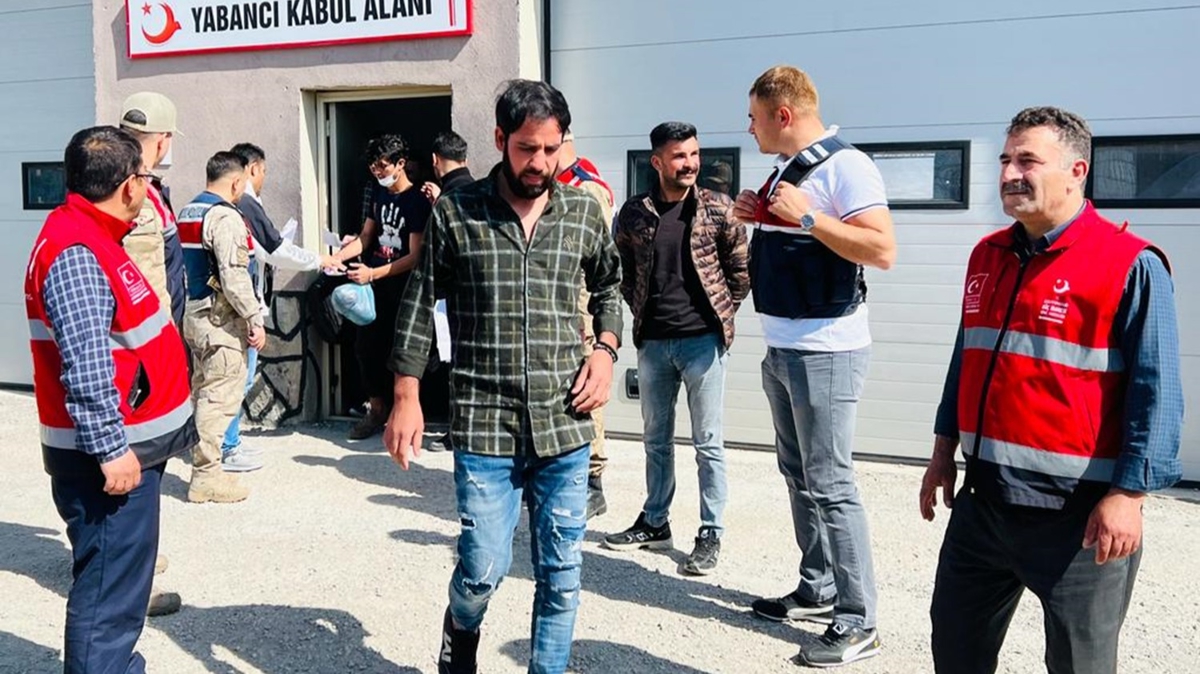 Yzlerce dzensiz gmen Afganistan'a gnderildi